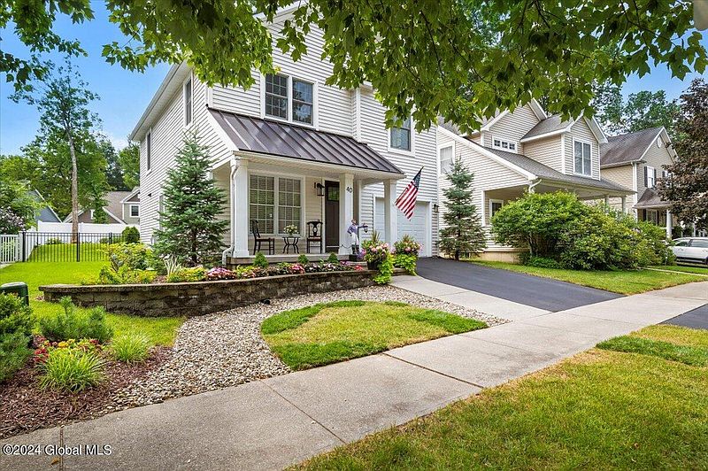 2nd image of 40 Horseshoe Drive