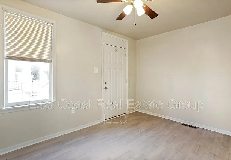 118 S Locust St — Photo 10