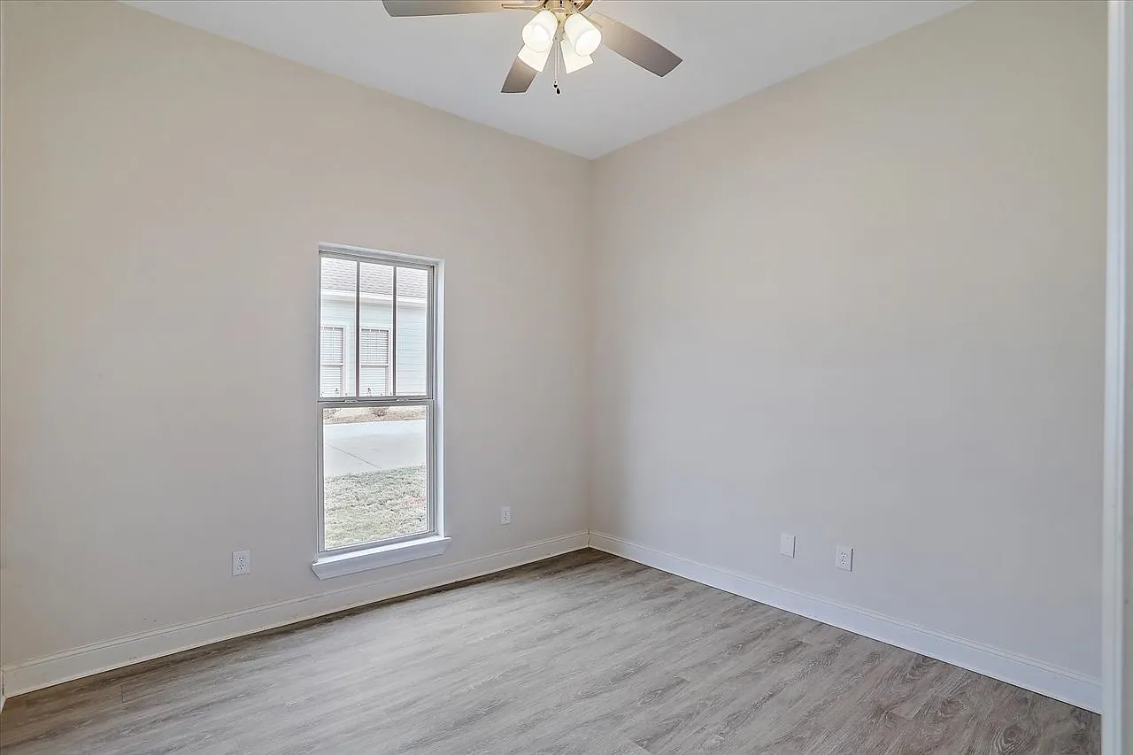 4 bed, 2010 sqft, $2,400 — Photo 2