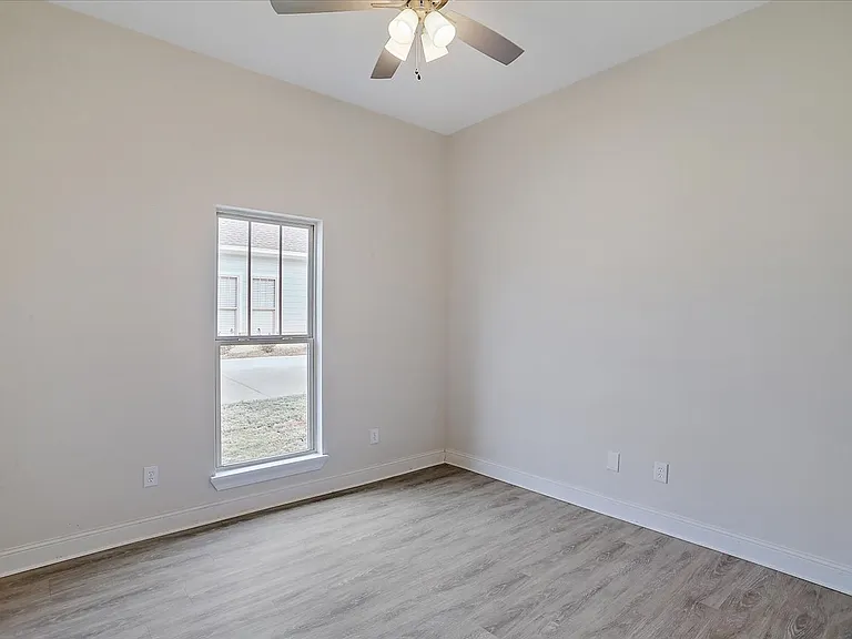 707 Heartwood Ln — Photo 2
