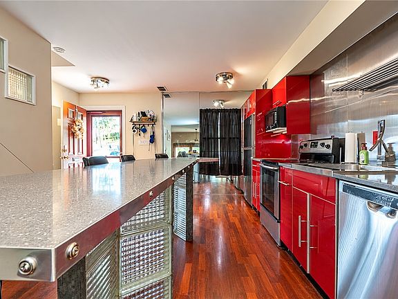 3rd image of 746 Carriage Cir