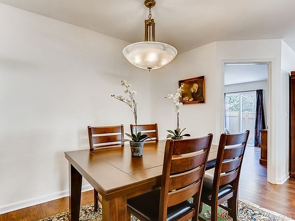 Bright and open dining area, great space for large gatherings