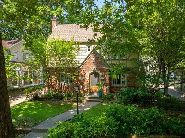 6844 Edgevale Rd, Kansas City, MO 64113