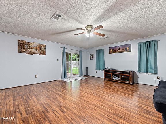 3rd image of 536 N Forest Dr