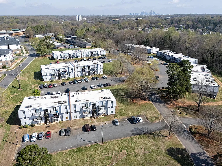 700 Farmhurst Dr #J — Photo 20