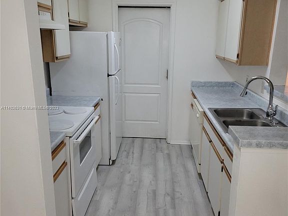 4th image of 2420 NW 33rd St APT 1011