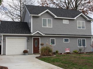 27 Meander Ln, Levittown, NY 11756