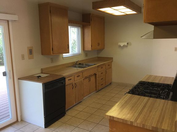 4th image of 242 Carriage Ln