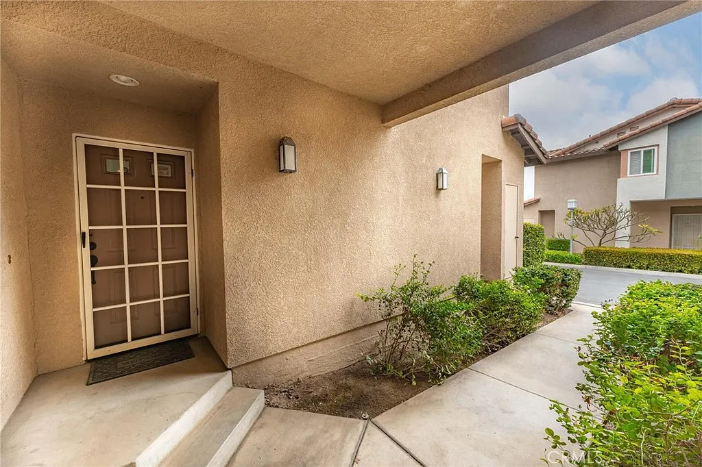 2 bed, 2.5 bath, 1300 sqft, $2,900 — Photo 2