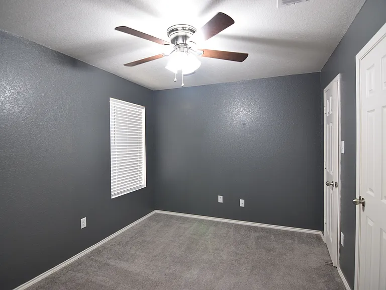 401 Dixon Dr — Photo 16