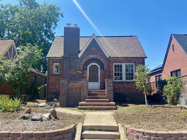 3909 Perry St — Photo 1