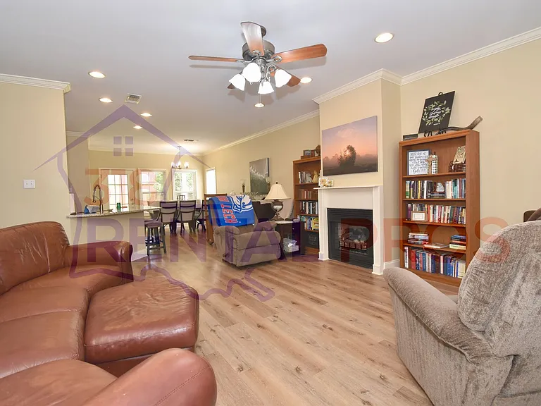 1119 Lisa Ln — Photo 4