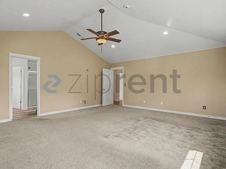 132 NE 63rd Ave — Photo 34