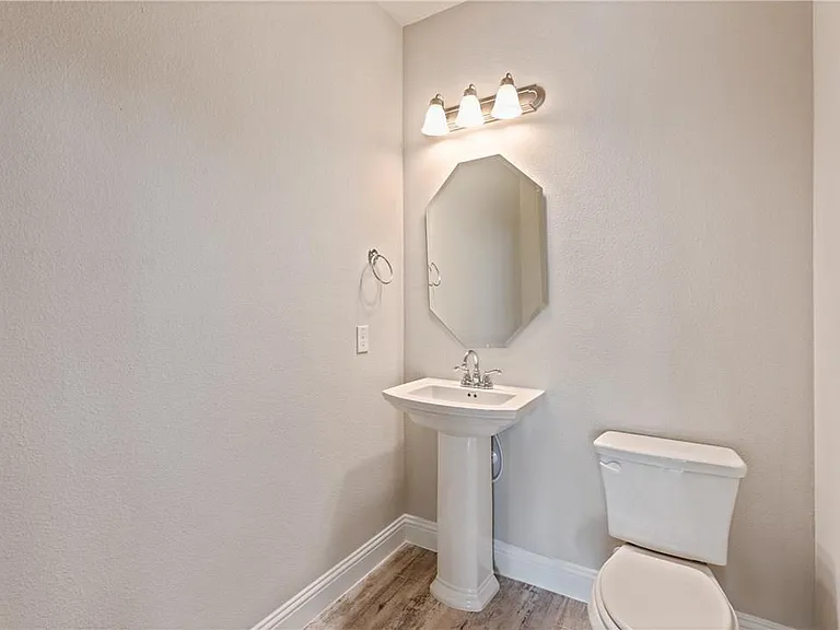 2900 Galveston St — Photo 4