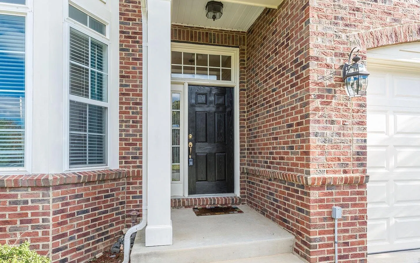 4 bed, 3.5 bath, 4129 sqft, $4,400 — Photo 2