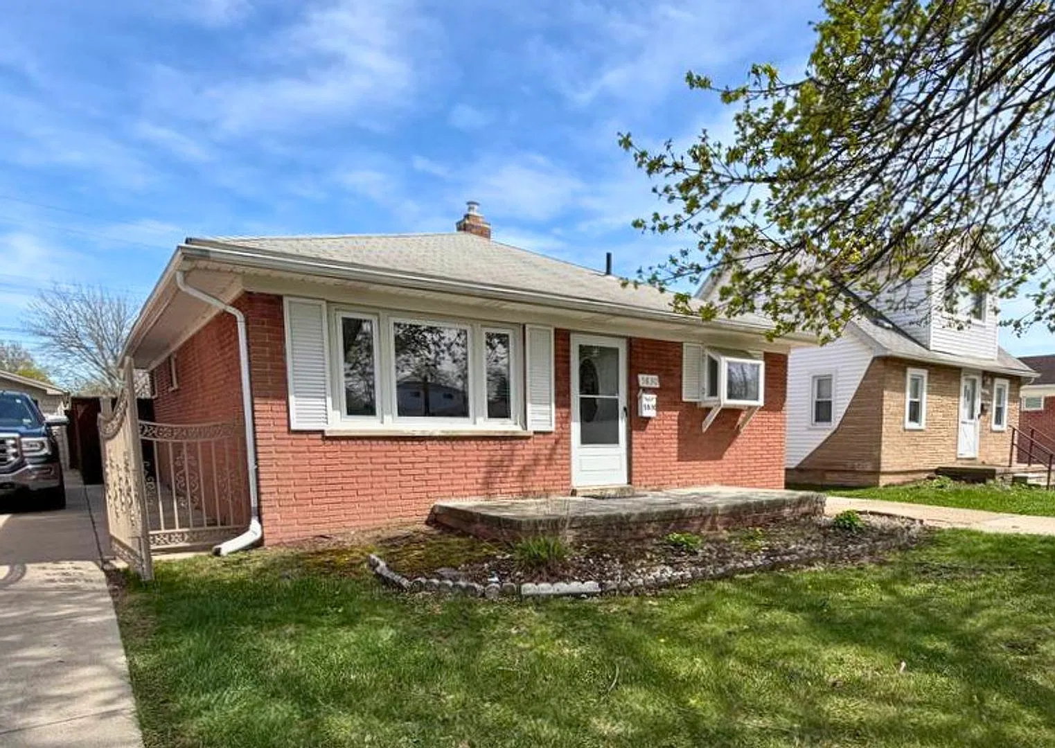 Charming 3-Bedroom Ranch in a Prime Location Near Ford Rd! — Photo 2