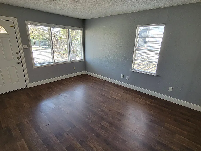 402 W Odell St — Photo 5