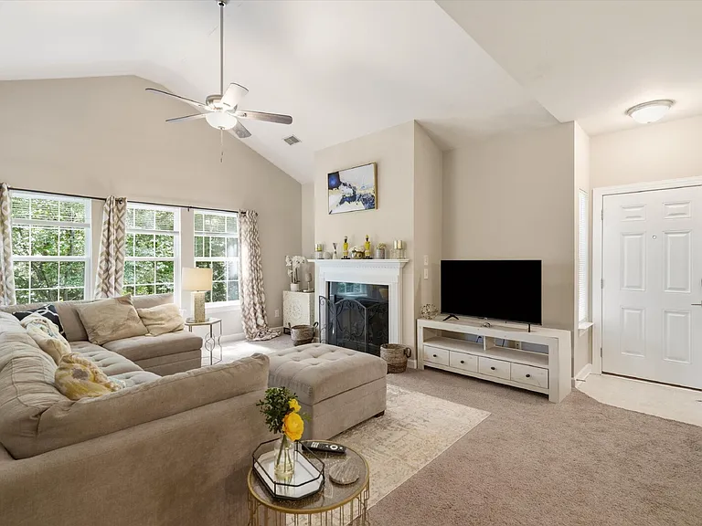 407 S Elgin Ct — Photo 5
