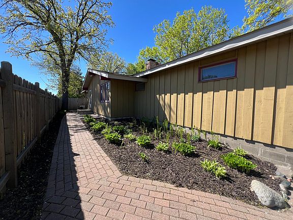 2nd image of 122 Craig Way NE