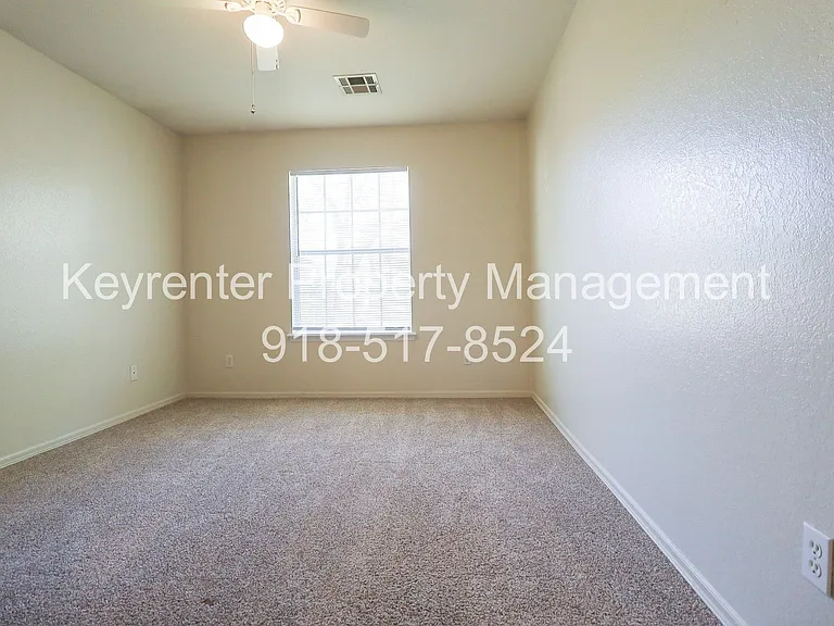 318 E Will Rogers Blvd — Photo 12