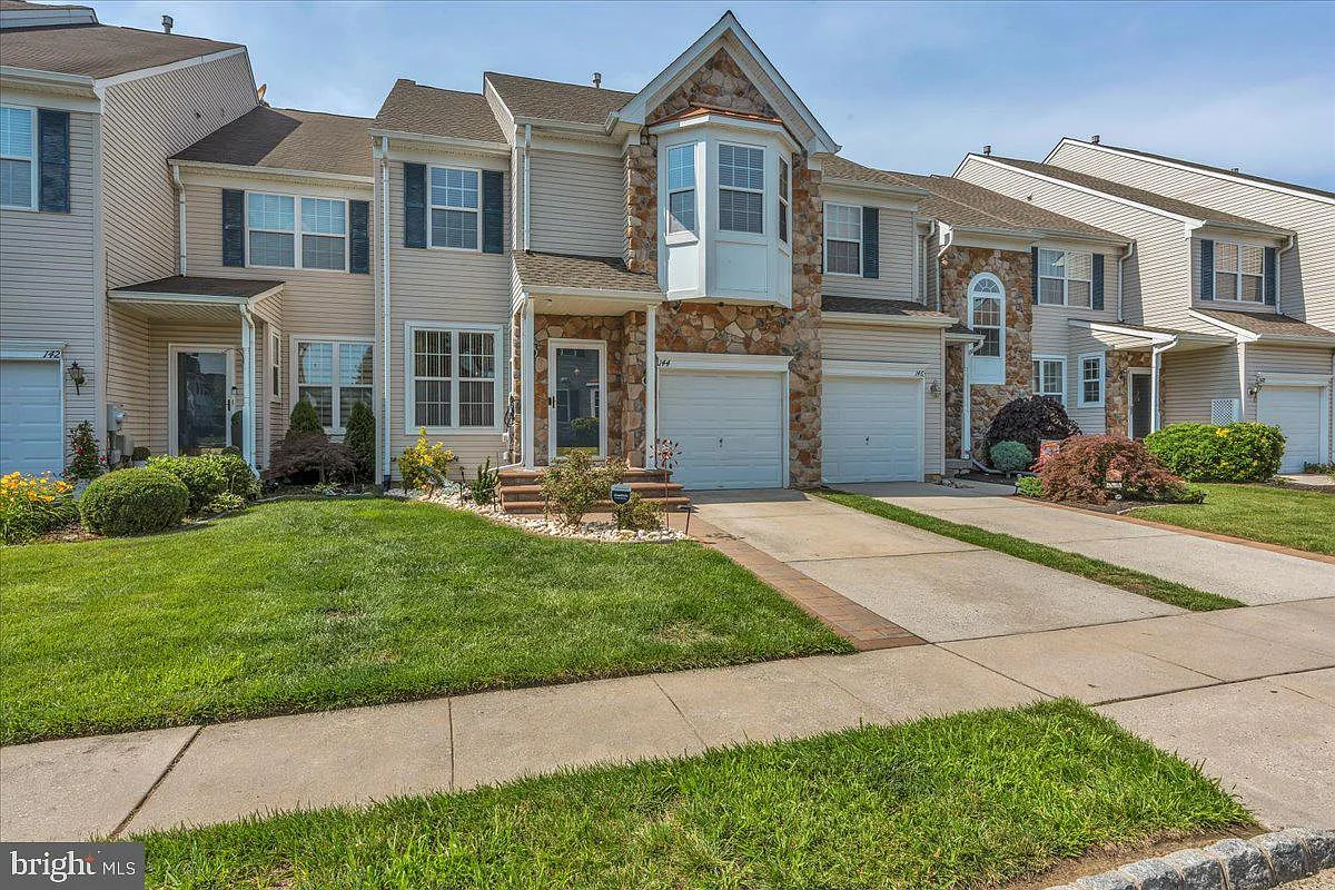 3 bed, 2.5 bath, 1896 sqft, $3,200 — Photo 2