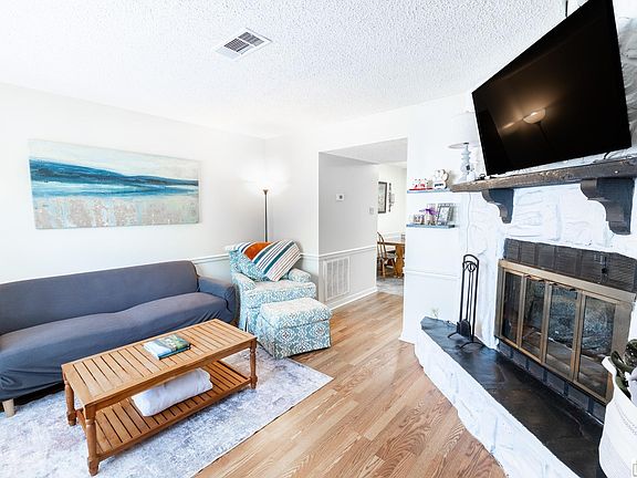 3rd image of 118 Wellington Pl