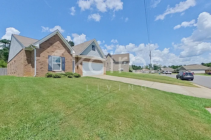 4 bed, 2.0 bath, 2101 sqft, $1,925 — Photo 2