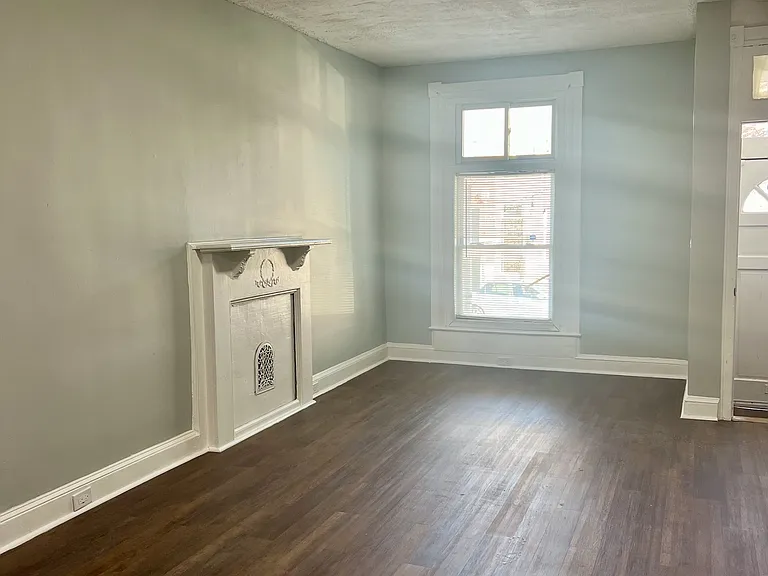 440 N Luzerne Ave — Photo 5