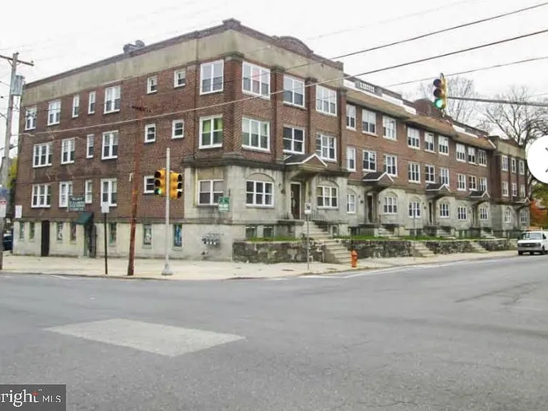 400-418 W Walnut Ln #4-406 — Photo 2