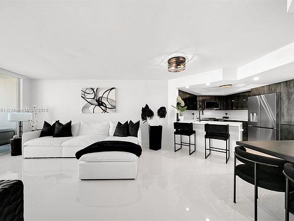 2nd image of 1800 Sunset Harbour Dr #1115
