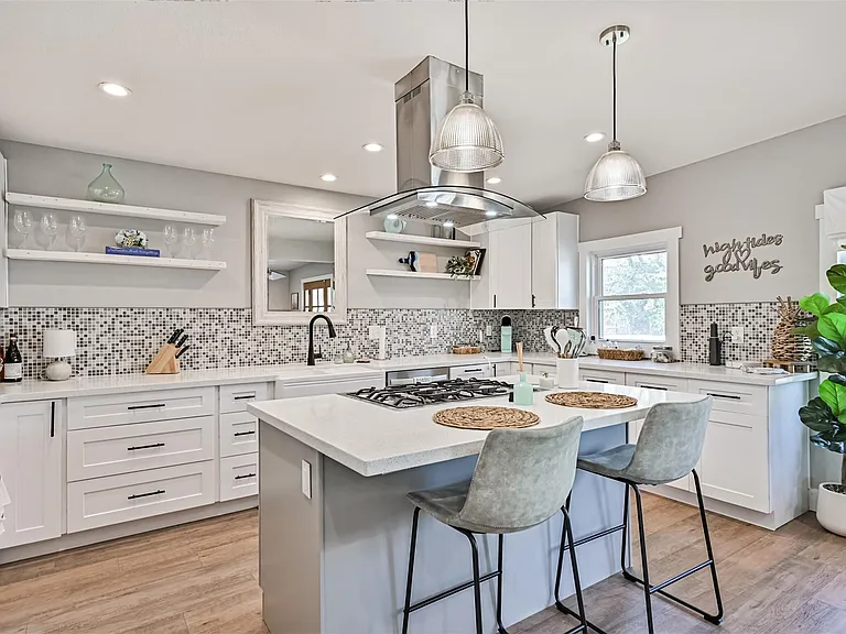 1615 Avenue L — Photo 15