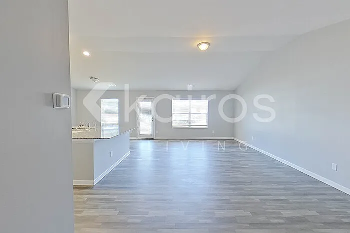 4 bed, 2.0 bath, 1800 sqft, $2,095 — Photo 4