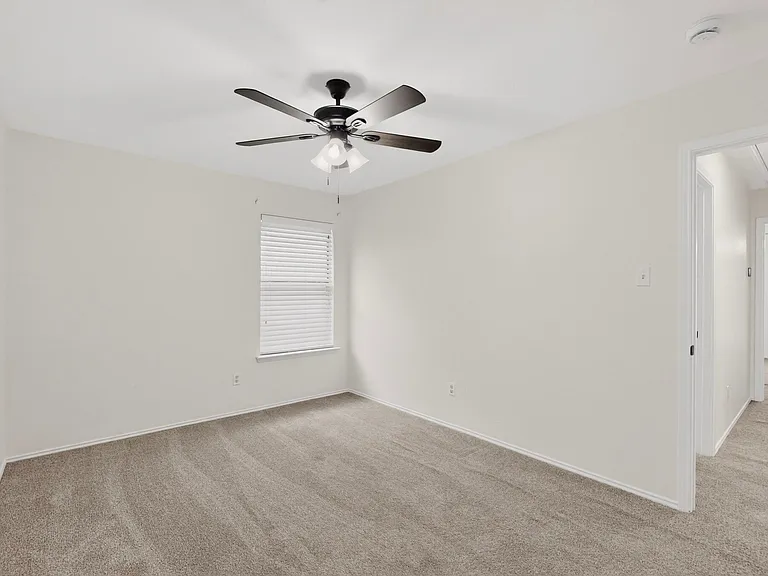 817 Edmonton Dr — Photo 15