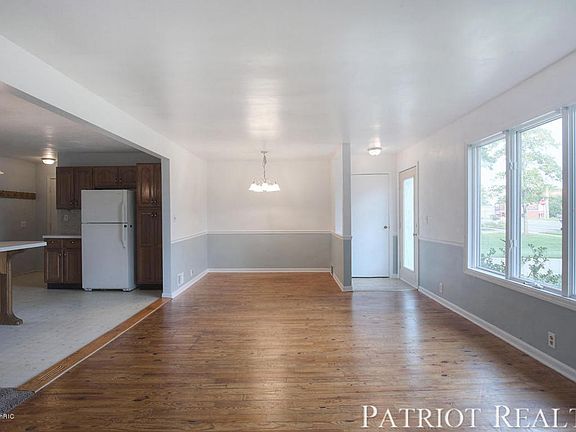 3rd image of 5183 Grand River Dr NE