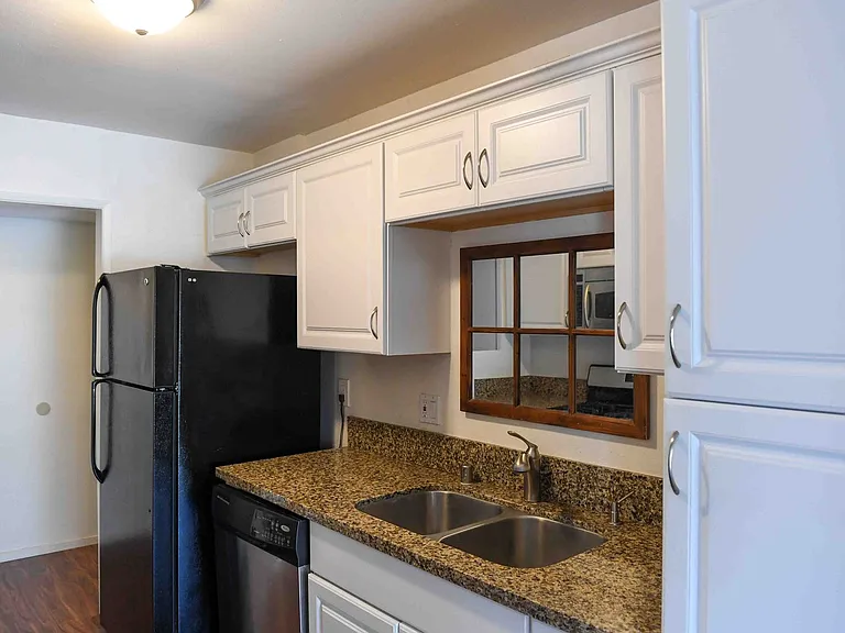 1865 Greenfield Ave #101 — Photo 6