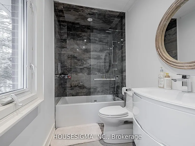 84 Cambridge Cres — Photo 24