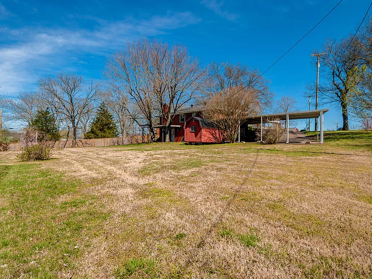 Huge yard !