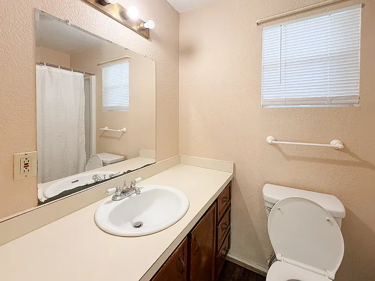 1705 N Robinson St — Photo 13