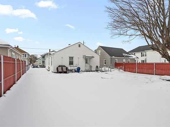 4th image of 39 Clinton St