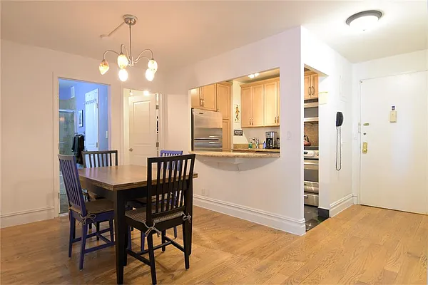 Sold by R New York | media 4