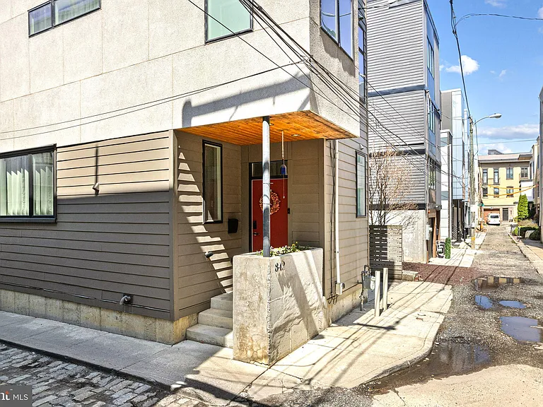842 N Leithgow St — Photo 27