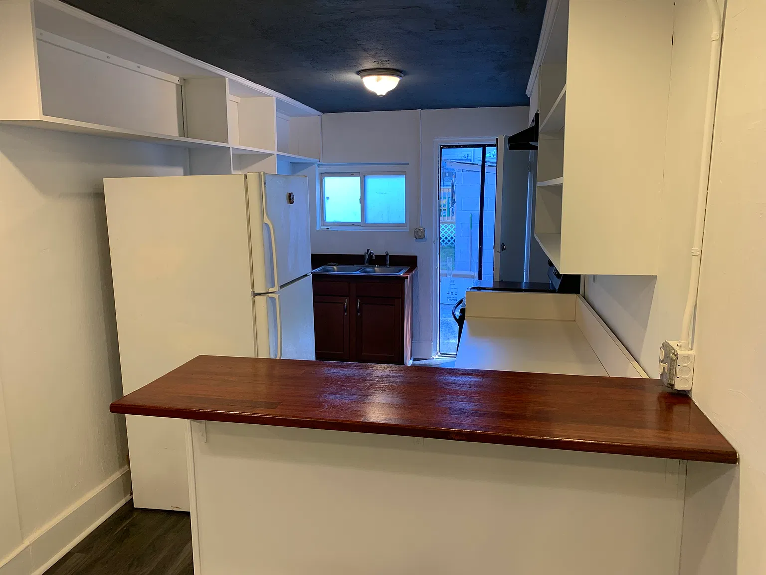 3 bed, 1008 sqft, $1,900 — Photo 2
