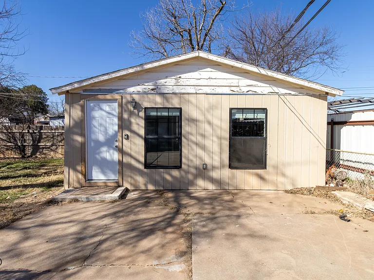 2202 Monroe St — Photo 1