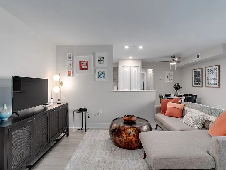 550 S Dupont Pkwy — Photo 12