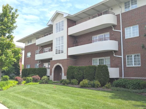 706 W 63rd St Unit 202, Westmont, IL 60559