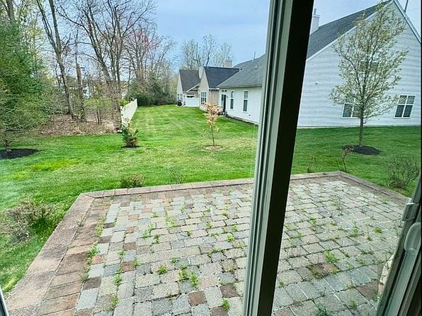 10 Barton Dr, Hightstown, NJ 08520