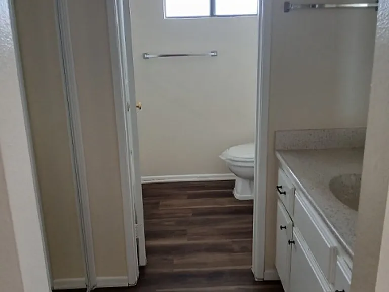 420 E 7th St — Photo 21