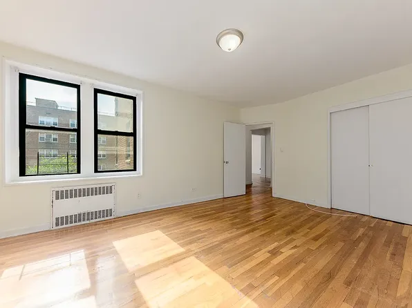 34-15 Parsons Boulevard image 1 of 7