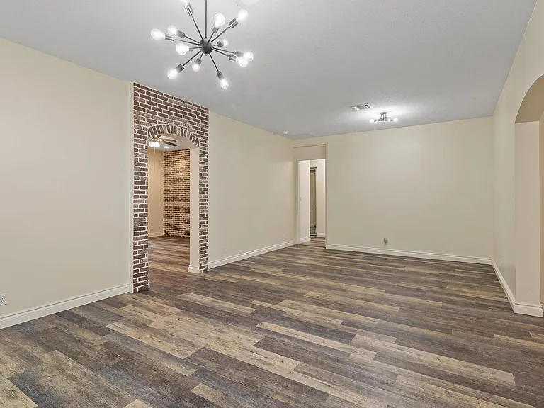 175 NW Willow Grove Ave — Photo 4