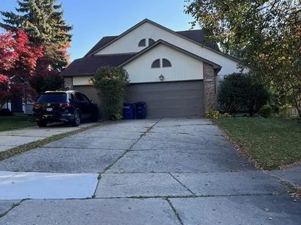 473 Village Oaks Ct, Ann Arbor, MI 48103